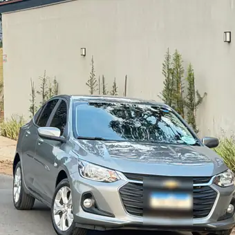 Frente do Onix Plus com faróis e grade