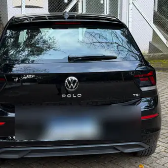 Traseira do Polo, emblema Volkswagen e TSI