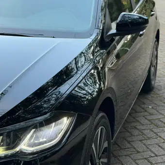 Detalhe do farol dianteiro em LED